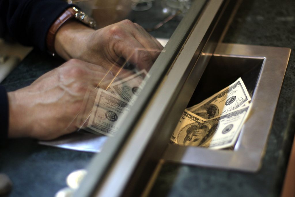 Peso argentino cae tras salida del presidente del Banco Central de la nación