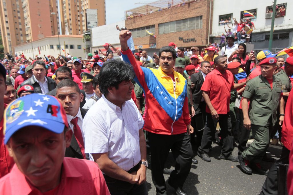 Trump advierte que Maduro puede ser “derrocado” por militares venezolanos