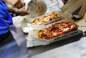 Rusos se tatuaron a cambio de 100 años de pizza gratis