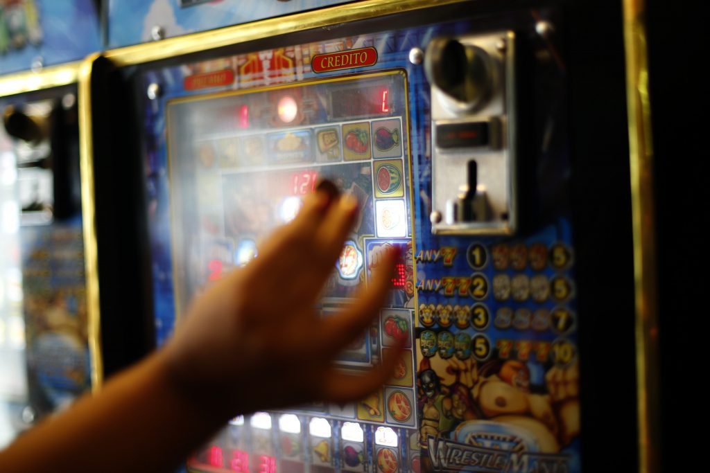 Gobierno pretende prohibir máquinas tragamonedas fuera de los casinos