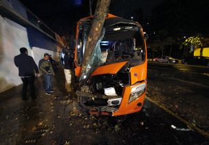 Bus del Transantiago impactó contra una casa en Puente Alto