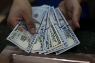 En caída libre: El dólar registró su mayor baja diaria en casi una década
