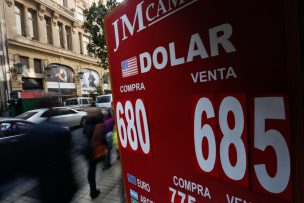 El dólar mantiene la fuerte tendencia al alza y ya bordea los 685 pesos