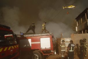 Incendio destruyó tres casas en el sector de Santa Julia en Viña del Mar