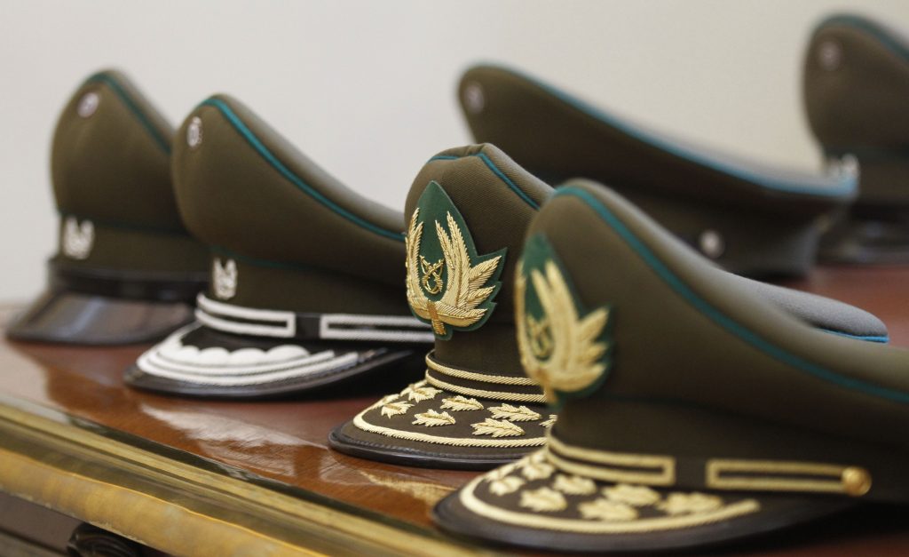 De baja 3 carabineros por violenta detención