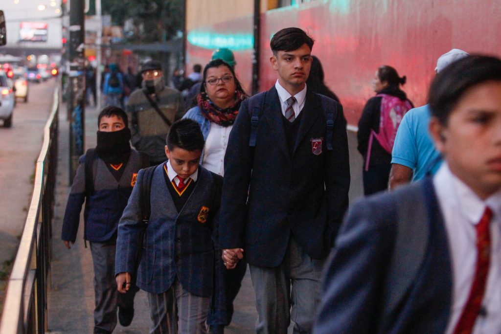Colegio de Psicólogos critica revisión de mochilas y enfoque punitivo en colegios