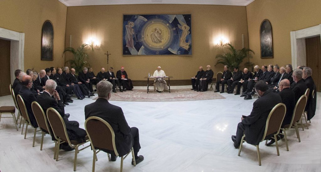 Laicos en picada contra Papa Francisco: “Solo cosecha dividendos personales”