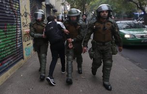 Carabineros detuvo a dos estudiantes esta mañana en el Liceo de Aplicación