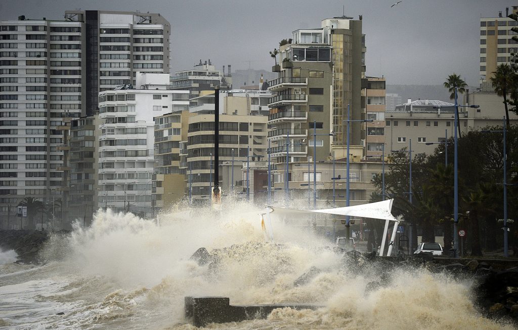 Surfistas tuvieron que ser rescatados en medio de marejadas en la región de Valparaíso