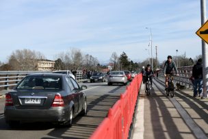 Tránsito en el puente Cau Cau fue interrumpido por bus que derribó un pórtico