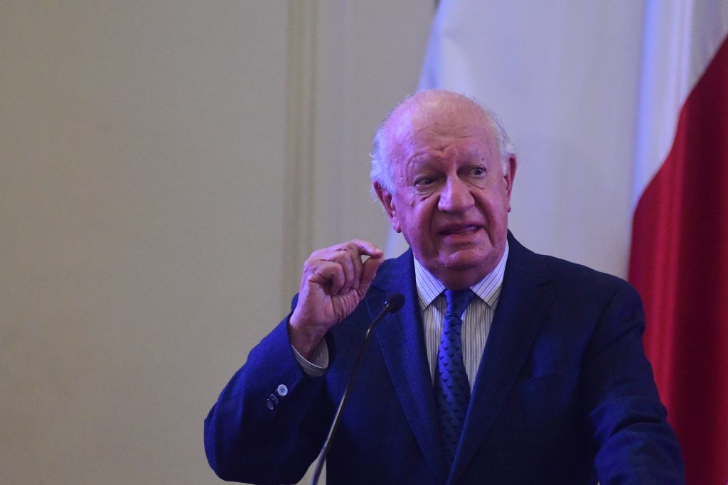 Ricardo Lagos desclasifica momentos en que debió ponerse firme con FFAA y de orden