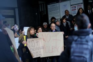 Profesores del Instituto Nacional protestan por ataque con combustible