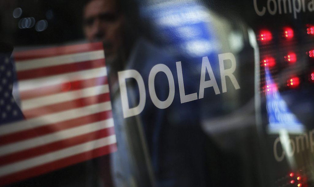 El dólar se cotizó a la baja por quinta jornada consecutiva y cayó a $756