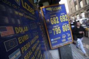 El dólar tuvo una leve alza este viernes y terminó la semana por sobre los $690