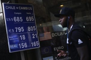 El dólar tiene una fuerte alza este lunes y queda al borde de los 700 pesos