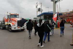 Vecinos de Quintero cortan el tránsito en vías de acceso al parque industrial