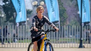 Como Jocelyn-Holt: Evelyn Matthei sufrió fuerte caída en bicicleta en inauguración de las fondas