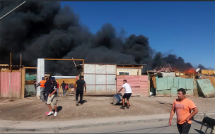 Ministro Monckeberg visita campamento Frei Bonn en Calama tras incendio