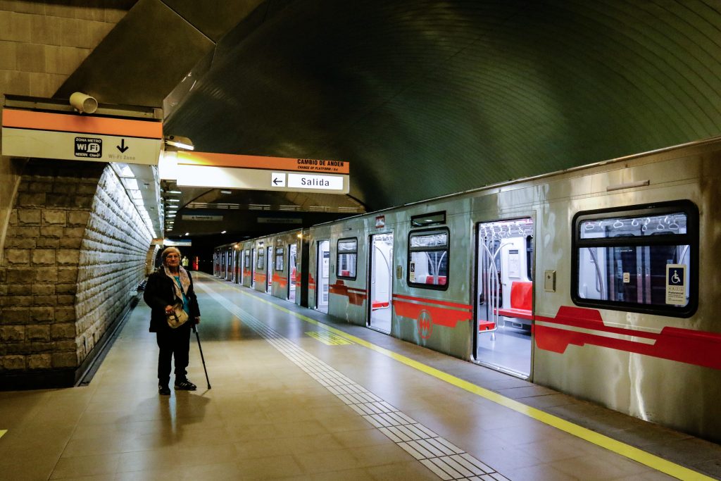 Carabineros trabaja en estación Neptuno L1 por presencia de artefacto sospechoso