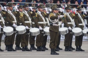 Trasladan a Carabinero que ofendió a primera Tambor Mayor en redes sociales