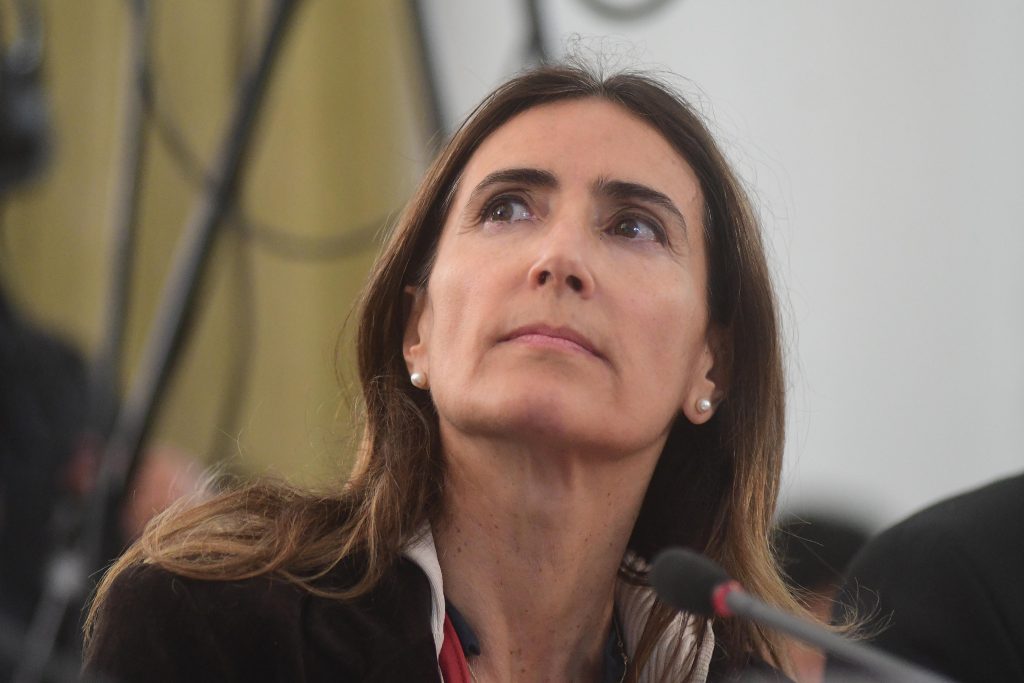 Ministra Schmidt asegura ser blanco de críticas por “su condición de mujer”