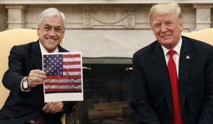 Oposición critica a Piñera por particular bandera que mostró a Trump