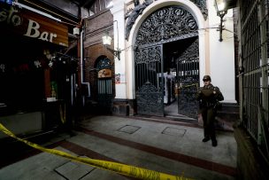 Incendio destruyó tres locales comerciales del Mercado Central en Santiago