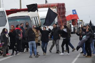 Vecinos de Quintero bloquean ruta industrial y planifican marcha a Santiago