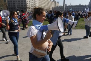 Manifestantes realizan pañuelazo celeste frente a La Moneda contra el aborto