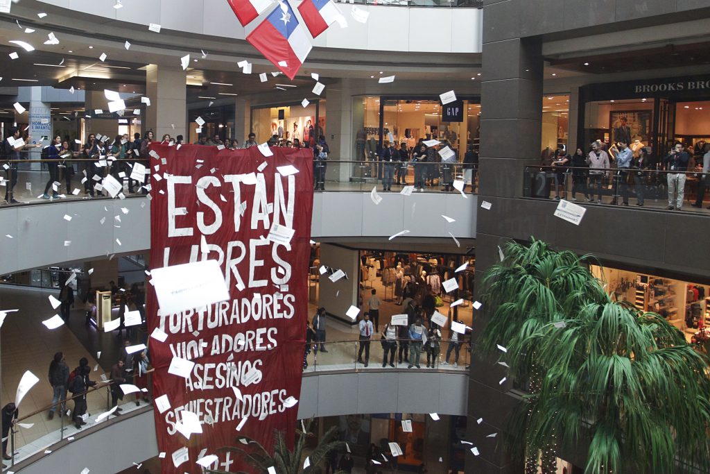 Despliegan lienzo gigante en Costanera Center contra la impunidad