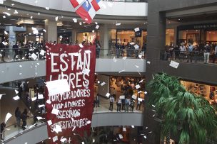 Despliegan lienzo gigante en Costanera Center contra la impunidad