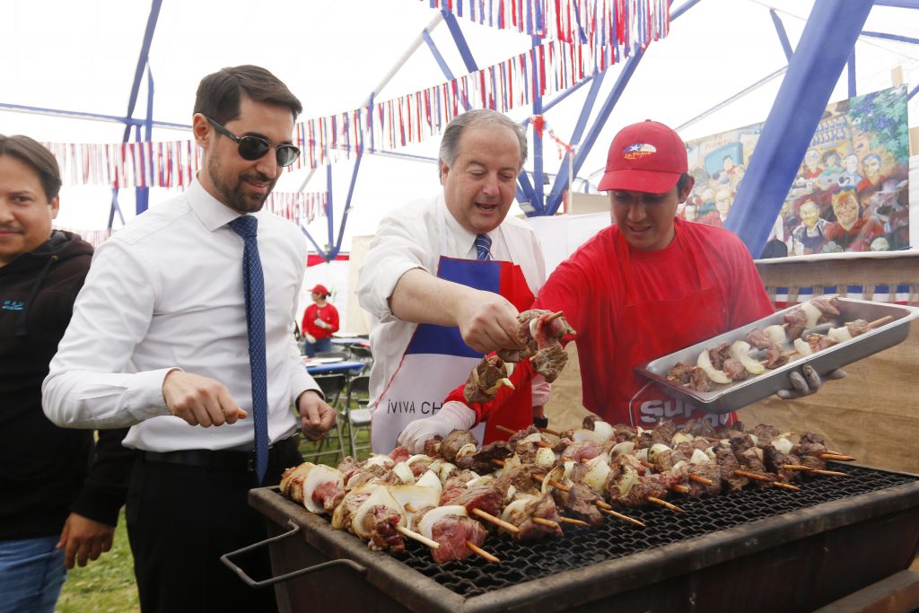 Premian con “asado dieciochero” a ganador de subasta de la “Tía Rica”
