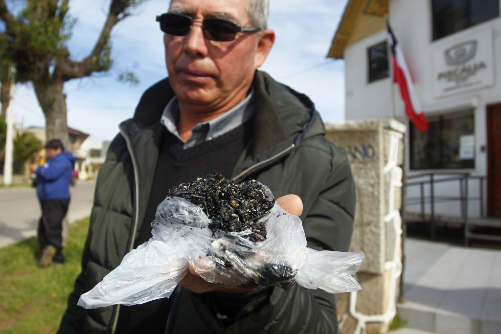 Pescadores de Quintero piden investigar a Aes Gener por vertimiento de carbón