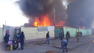 Incendio en Calama: evacúan a 700 personas desde un campamento