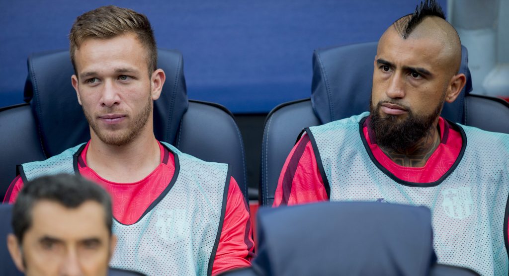 Arturo Vidal entró sobre el final en debut y goleada de Barcelona en Champions