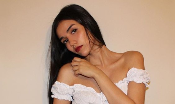 Steffi Méndez se lució con extravagante look en el lanzamiento de serie internacional