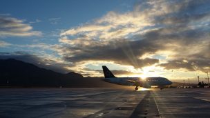 Hombre que entró en automóvil en la pista de un aeropuerto francés fue detenido