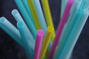 Chao Bombillas: la campaña del Gobierno para reducir el uso de plástico