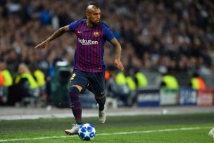 Vidal vio casi todo el triunfo del Barcelona desde la banca