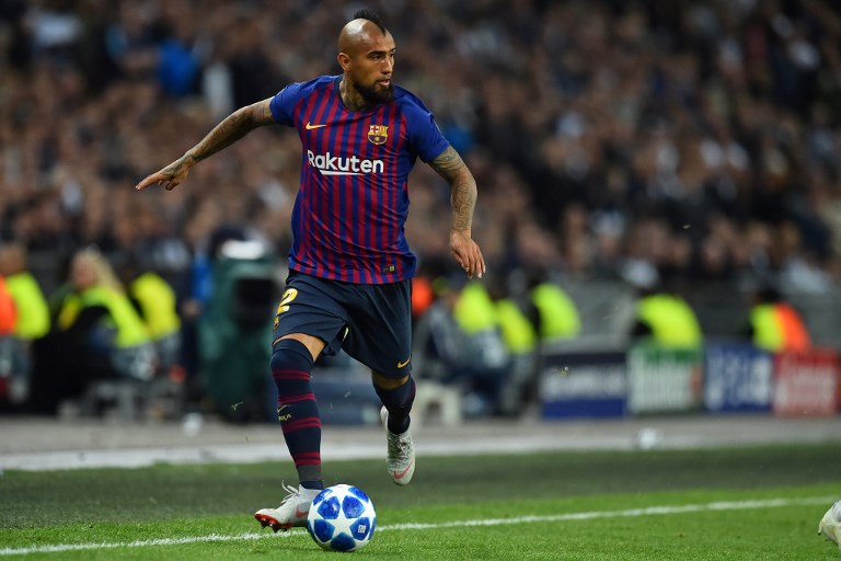 Vidal vio casi todo el triunfo del Barcelona desde la banca