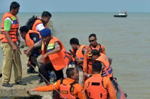 Un avión con 189 ocupantes se estrella en el mar en Indonesia