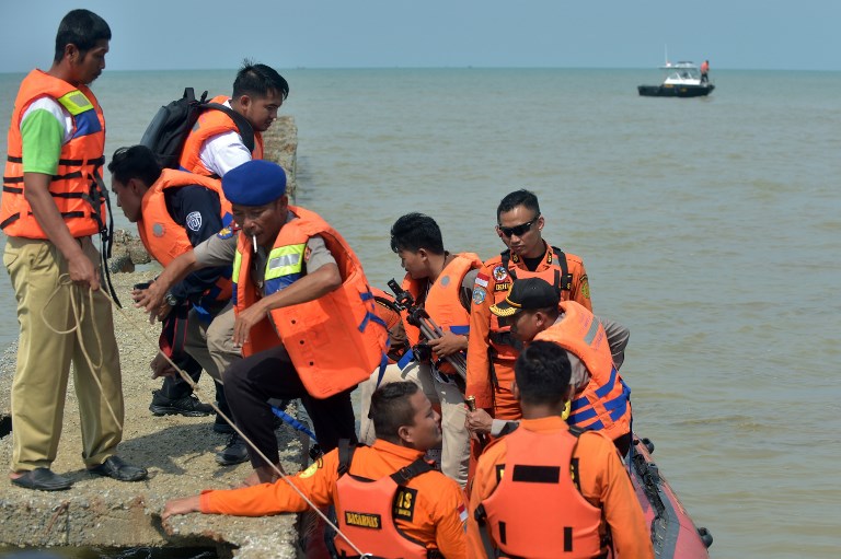Un avión con 189 ocupantes se estrella en el mar en Indonesia