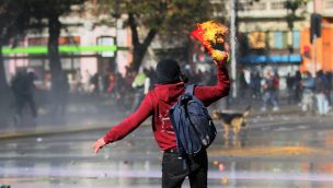 Arresto domiciliario nocturno para profesora detenida por portar bomba molotov