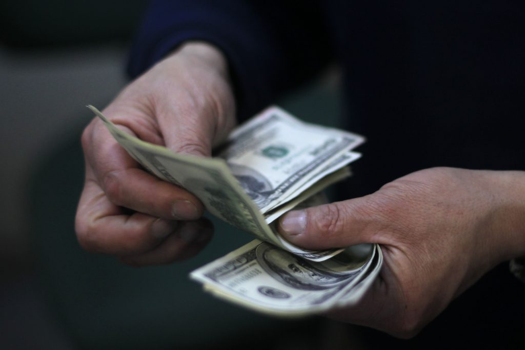 El dólar operó con una fuerte caída y quedó por debajo de los 770 pesos