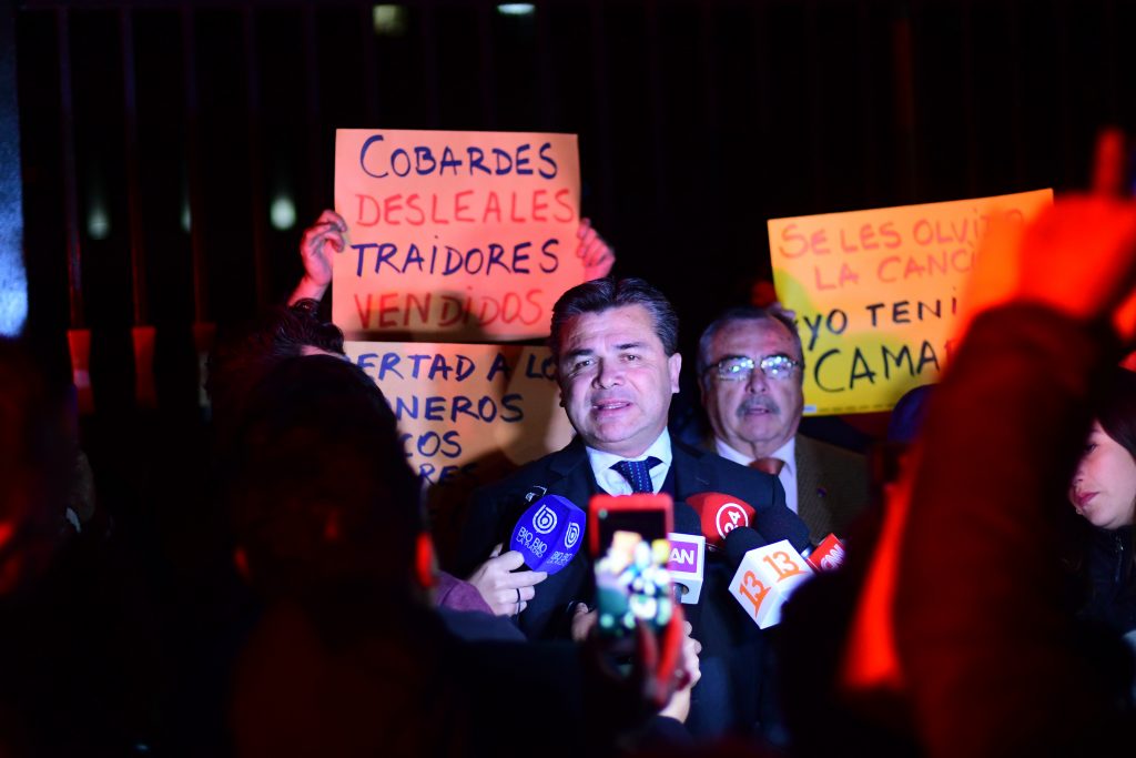 “Cobardes y Gallinas” acusan manifestantes por renuncias en Escuela Militar