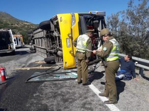 Volcamiento de bus en la comuna de Olmué deja 21 personas lesionadas