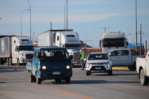 Camioneros permiten paso para que se surta combustible en Punta Arenas