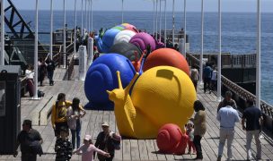 Caracoles de colores toman el Muelle Vergara en Valparaíso