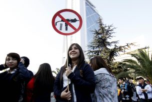 Tránsito cortado en Plaza Baquedano por marcha de la Aces