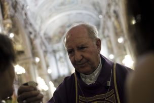 Apoderados señalan que Errázuriz cuenta con el respaldo del Papa